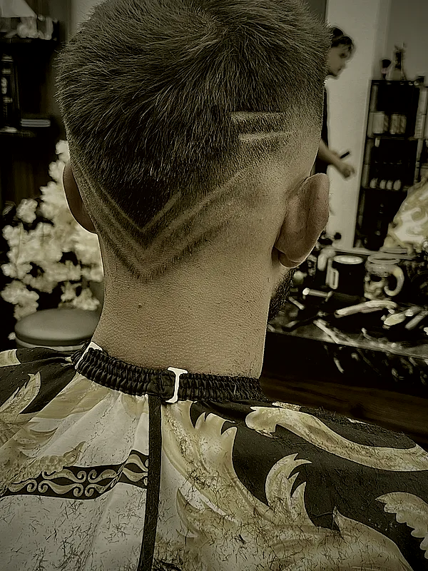 Hinterkopf mit Fade und eingeschnittenem Line Design – Arbeit aus dem Salon Sher