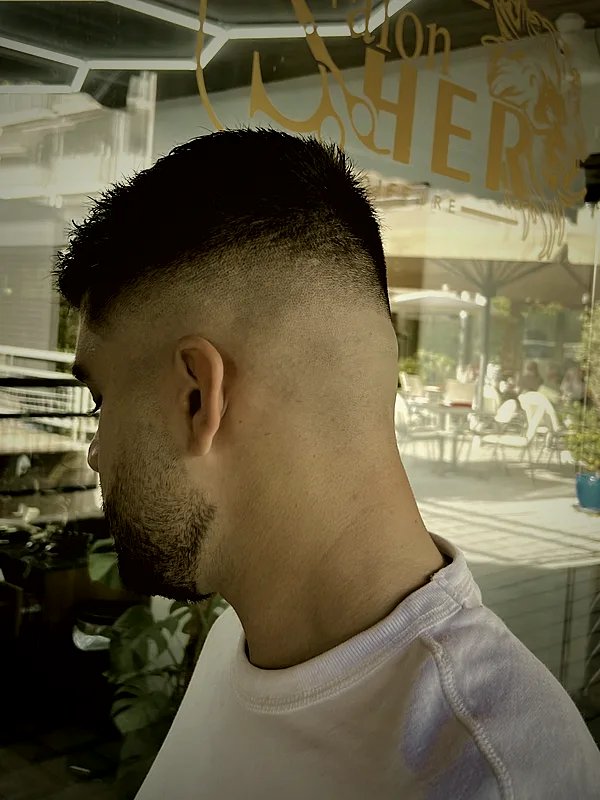 Sher beim Schneiden eines Fades im Salon
