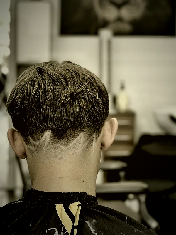 Kurzer Schnitt mit Line Design am Hinterkopf – Arbeit aus dem Salon Sher